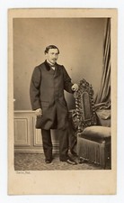 PHOTO CDV vers 1860, un homme debout près d'un siège par CHARLES à Bordeaux