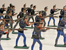 Lot 44 soldats plats d’étain 30mm Prussiens XIXe peints main – rare collectio