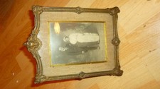 ancien cadre photo de table en bronze decoré 17.5 x 24 cm