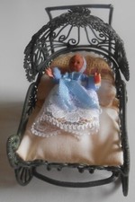 PETIT BERCEAU POUSSETTE AVEC BEBE MAISON DE POUPEE