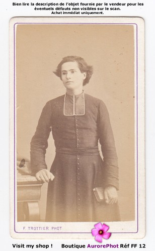 Jeune prêtre pose - jeune,