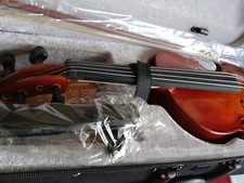 violon d'étude, couleur chêne clair, avec son étuis, cordes supp, mentonnière 