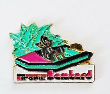 RNT 4/ pin's bateau à moteur Tropik Bombard