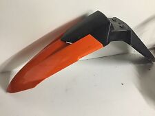 UN GARDE BOUE AVANT ORANGE POUR MOTO GENERIC 50 RIDE THORN MODELE ENDURO