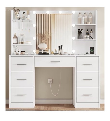 Une coiffeuse - une,