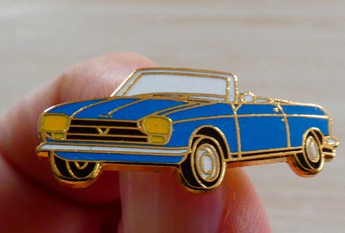Beau pin voiture peugeot 204 - pin's,