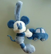 F5. DOUDOU PELUCHE DISNEY STORE MICKEY BLEU BLANC VOITURE ATTACHE TETINE TBE