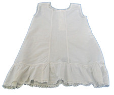 Ancien fond de robe fillette poupée volant au bas petite dentelle N63a