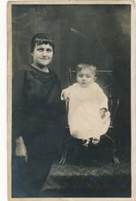 Photo-carte femme debout avec jeune enfant assis sur chaise woman baby vintage