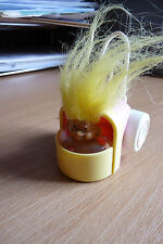 POUPEE TROLL VINTAGE TRÈS RARE EN LANDAU - CHEVEUX JAUNES - TRÈS PETIT LOOK PLS !