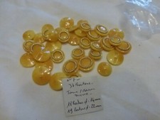 LOT n°7 / DE 37 BOUTONS jaune