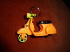 Porte-clés key ring Scooter style Piaggio ( tout plastique ) Made in Taiwan 