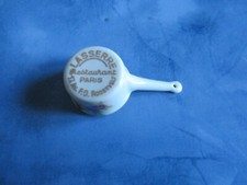 PETITE CASSEROLE  miniature en porcelaine du restaurant étoilé LASSERRE à Paris
