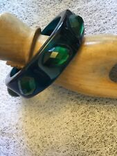 Beau bracelet résine vert avec incrustations strass en très bon état.