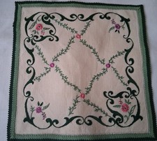ANCIEN NAPPERON brodé main 26,5 cm x 26,5 cm avec dentelle