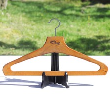 Cintre à vêtements en bois