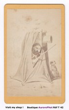 AUTOPORTRAIT PHOTOGRAPHE CARICATURE, CHASSE, CHIEN & APPAREIL PHOTO CHAMBRE -T42