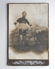 Cycliste pose vélo studio -