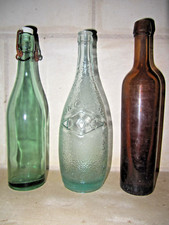 3 bouteilles anciennes en
