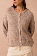 Gilet beige femme à boutons nacré - doux et élégant pour cet hiver