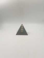 Inclusion Pyramide Futuriste