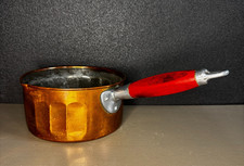 Casserole à bec en cuivre avec poignée en bois fabrication française vintage