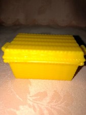 playmobil   accessoire malle en osier jaune western vintage   tbe