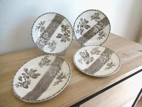 Quatre assiettes plates - quatre,