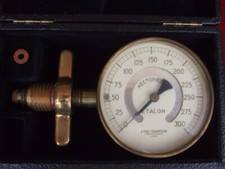 Ancien appareil de mesure étalon référence pression 0/300 Bar dans son coffret