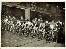 PHOTO DE PRESSE Ca 1937 L'aviatrice Maryse Bastié donne le départ au Vel' d'Hiv'