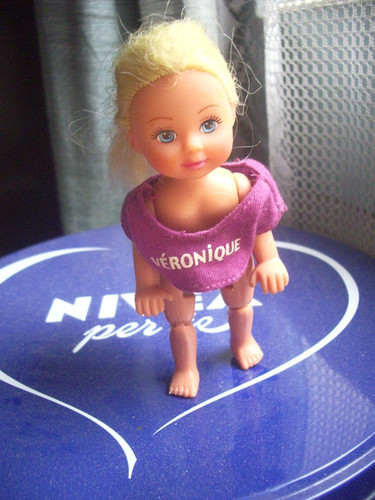Mignonne très petite - très, poupée