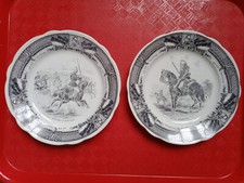 2x ASSIETTE PARLANTE SARREGUEMINES FRANCE La vie militaire - Vedette Manoeuvres