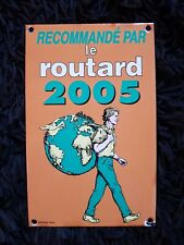 LE GUIDE DU ROUTARD 2005 PLAQUE ÉMAILLÉE SANRIVAL PARIS 23 X 14,5 CM 