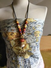 Magnifique collier avec pendentif JACKY de G. En parfait état.