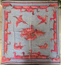 Foulard Hermès Paris “La Mare aux Canards” – Carré 90 en Soie – Rose Rouge Bleu