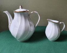 Porcelaine de Limoges BERNARDAUD Verlaine Cafetière (ou théière) et Crémier