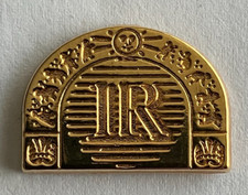 108 - Pin's RARE INSTITUT DU RADIUM Fondé par MARIE CURIE Doré Or Fin