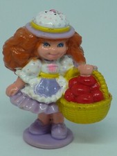 FIGURINE ANCIENNE PVC PLASTIQUE POUPEE MAUVE