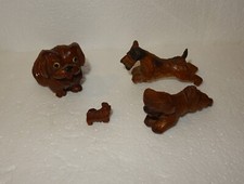 LOT DE QUATRE CHIENS EN BOIS
