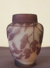 Ets GALLE, joli vase en verre multicouches dégagé à l'acide, décor de clématites