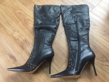 Bottes Faith pour femmes en cuir noir avec clous en or taille 7 neuves dans leur boîte