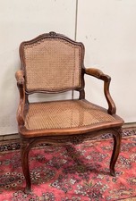 Fauteuil provençal époque Louis XV en noyer sculpté