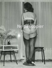 Femme dévêtue vers 1950 - bas et porte-jarretelles photo 18 x 13 cm
