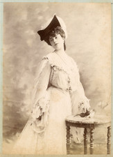 Mode, Femme en robe de dentelle avec chapeau à plumes, ca.1895, Vintage albumen 