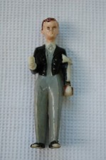 FIGURINE ANCIENNE DE COMMUNIANT CELLULOID ou PLASTIQUE - COSTUME-BRASSARD
