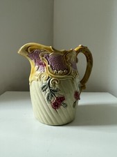 Beau pichet broc en barbotine