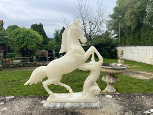 Sculpture albatre cheval cabre