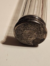 Flacon ou tube de toilette ancien.Bouchon en argent (ou argenté) avec monogramme