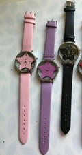 Montre "étoile" noire, blanche, rose ou violette diam. 40 mm avec 8 petits strass.