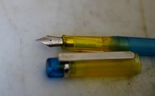 STYLO PLUME PELIKAN EN RESINE BLEUE & JAUNE - PLUME METAL MOYENNE - VINTAGE